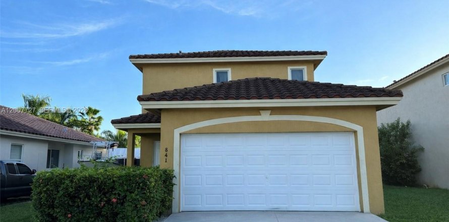 Casa en Florida City, Florida 4 dormitorios, 200.67 m2 № 2071683