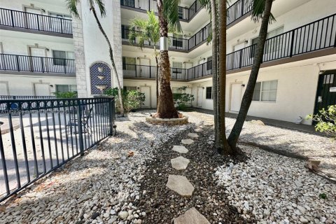 Condo in Fort Lauderdale, Florida, 1 bedroom  № 1818395 - photo 2