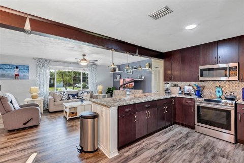 House in Saint Petersburg, Florida 2 bedrooms, 117.61 sq.m. № 1902193 - photo 6
