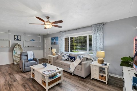 House in Saint Petersburg, Florida 2 bedrooms, 117.61 sq.m. № 1902193 - photo 7