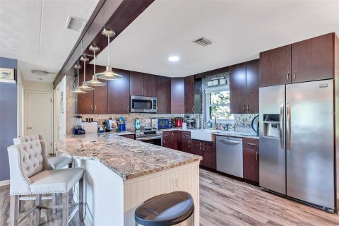 House in Saint Petersburg, Florida 2 bedrooms, 117.61 sq.m. № 1902193 - photo 5