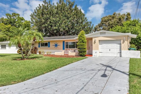 House in Saint Petersburg, Florida 2 bedrooms, 117.61 sq.m. № 1902193 - photo 1