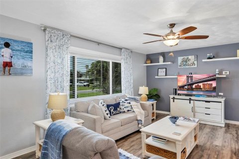 House in Saint Petersburg, Florida 2 bedrooms, 117.61 sq.m. № 1902193 - photo 3