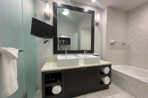 Condo in Doral, Florida, 1 bedroom  № 1994968 - photo 16