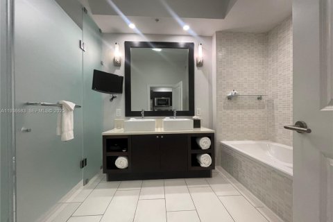 Condo in Doral, Florida, 1 bedroom  № 1994968 - photo 18