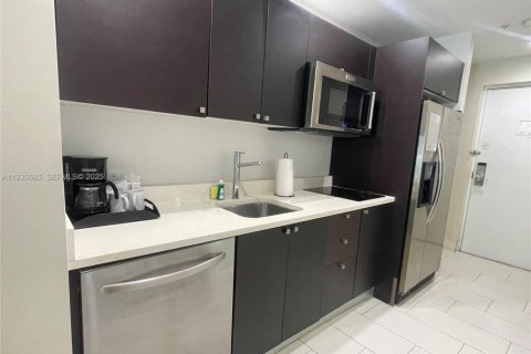 Condo in Doral, Florida, 1 bedroom  № 1994968 - photo 15