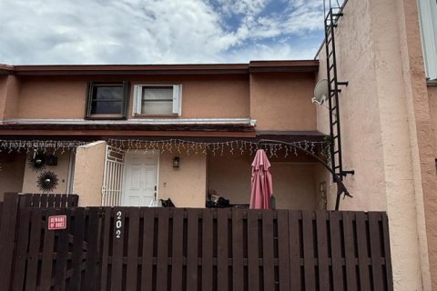 Купить таунхаус в Майами, Флорида 2 спальни, 92.34м2, № 1823892 - фото 1