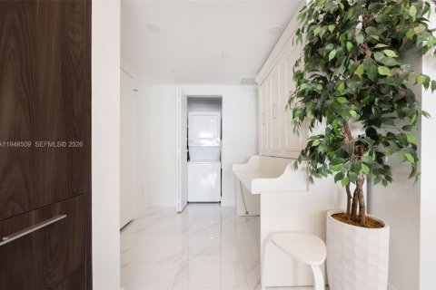 Condo in Miami, Florida, 1 bedroom  № 2004538 - photo 9