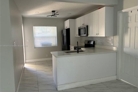 Villa ou maison à louer à Hollywood, Floride: 3 chambres, 124.49 m2 № 1956640 - photo 6