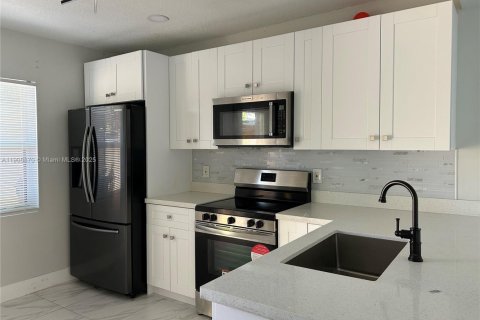 Villa ou maison à louer à Hollywood, Floride: 3 chambres, 124.49 m2 № 1956640 - photo 1