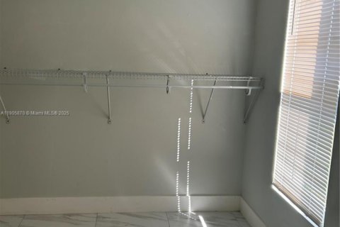 Villa ou maison à louer à Hollywood, Floride: 3 chambres, 124.49 m2 № 1956640 - photo 11