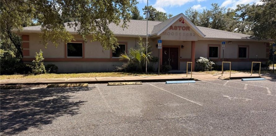 Immobilier commercial à Astor, Floride 421.96 m2 № 2388920