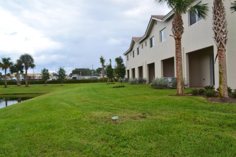 Touwnhouse à louer à Lake Worth, Floride: 3 chambres, 140.1 m2 № 1221559 - photo 1