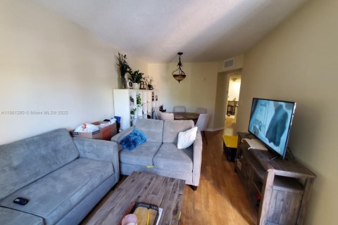 Condo in Cutler Bay, Florida, 2 bedrooms  № 1890411 - photo 1