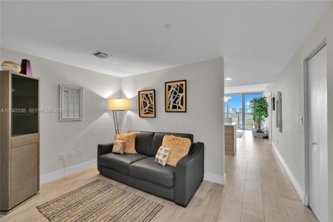 Condominio en venta en North Miami Beach, Florida, 1 dormitorio, 87.05 m2 № 2145862 - foto 2