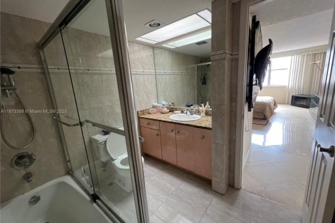 Купить кондоминиум в Санни-Айлс-Бич, Флорида 2 спальни, № 1983328 - фото 16