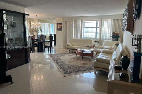 Купить кондоминиум в Санни-Айлс-Бич, Флорида 2 спальни, № 1983328 - фото 2