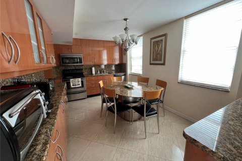 Купить кондоминиум в Санни-Айлс-Бич, Флорида 2 спальни, № 1983328 - фото 18