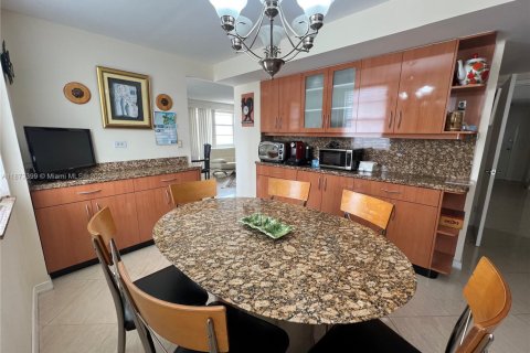 Купить кондоминиум в Санни-Айлс-Бич, Флорида 2 спальни, № 1983328 - фото 13