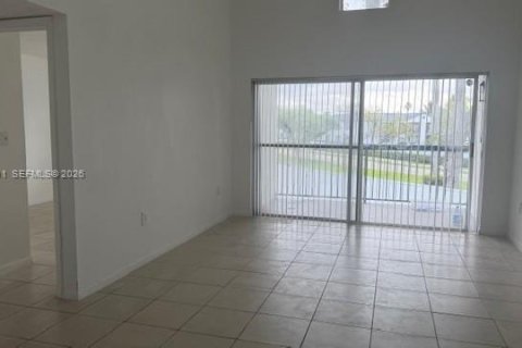 Condo in Hialeah, Florida, 2 bedrooms № 2071635 - photo 3