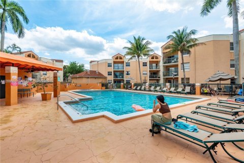 Condo in Hialeah, Florida, 2 bedrooms № 2071635 - photo 10