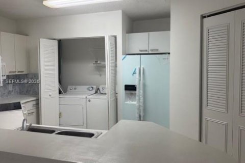 Condo in Hialeah, Florida, 2 bedrooms № 2071635 - photo 2