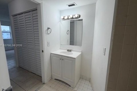 Condo in Hialeah, Florida, 2 bedrooms № 2071635 - photo 5