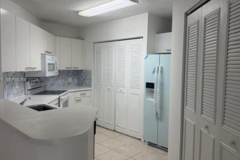 Condo in Hialeah, Florida, 2 bedrooms  № 2071635