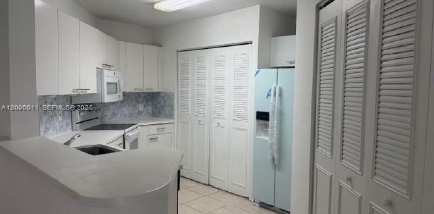 Condo in Hialeah, Florida, 2 bedrooms № 2071635