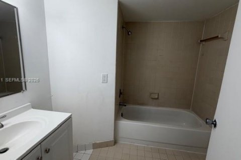 Condo in Hialeah, Florida, 2 bedrooms № 2071635 - photo 6