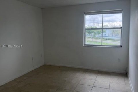 Condo in Hialeah, Florida, 2 bedrooms № 2071635 - photo 4