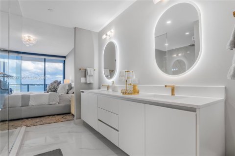 Condo in Miami, Florida, 4 bedrooms № 2008332 - photo 29