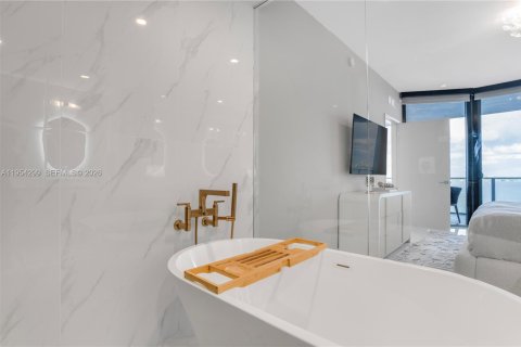 Condo in Miami, Florida, 4 bedrooms № 2008332 - photo 26