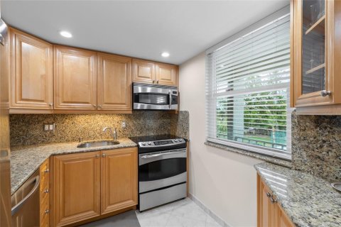 Condo in Longboat Key, Florida, 1 bedroom  № 1551330 - photo 13