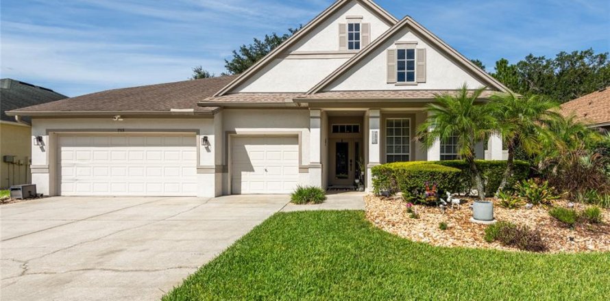 House in Land O' Lakes, Florida 5 bedrooms, 309.64 sq.m. № 2391335