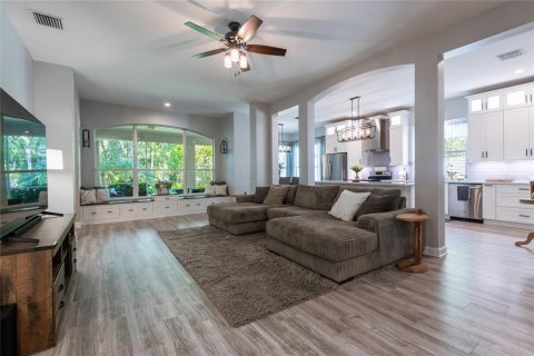 House in Land O' Lakes, Florida 5 bedrooms, 309.64 sq.m. № 2391335 - photo 6