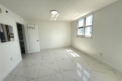 Снять в аренду кондоминиум в Майами, Флорида 2 спальни, 95.69м2, № 1952730 - фото 9