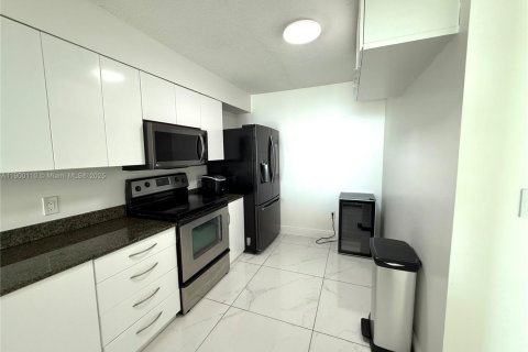 Снять в аренду кондоминиум в Майами, Флорида 2 спальни, 95.69м2, № 1952730 - фото 6