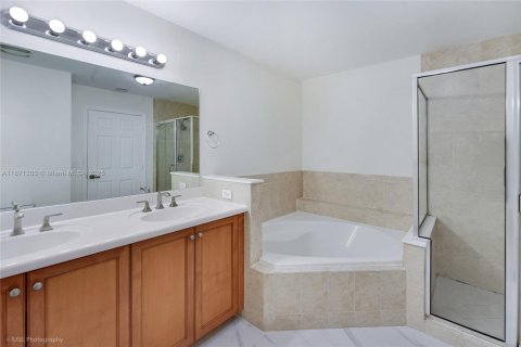 Condo in Miami, Florida, 2 bedrooms  № 1924978 - photo 8