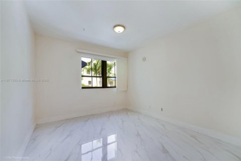 Condo in Miami, Florida, 2 bedrooms  № 1924978 - photo 12