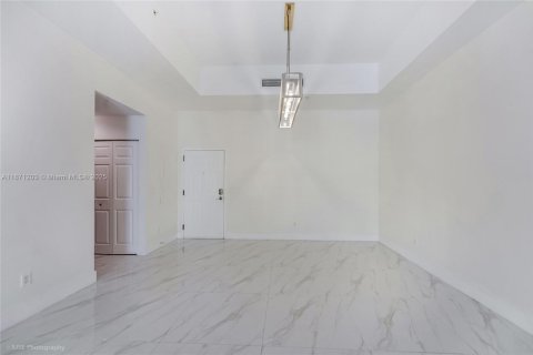 Condo in Miami, Florida, 2 bedrooms  № 1924978 - photo 4