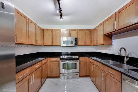 Condo in Miami, Florida, 2 bedrooms  № 1924978 - photo 5