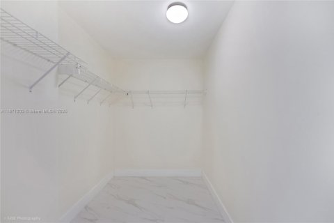 Condo in Miami, Florida, 2 bedrooms  № 1924978 - photo 16