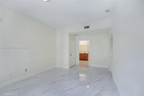 Condo in Miami, Florida, 2 bedrooms  № 1924978 - photo 7