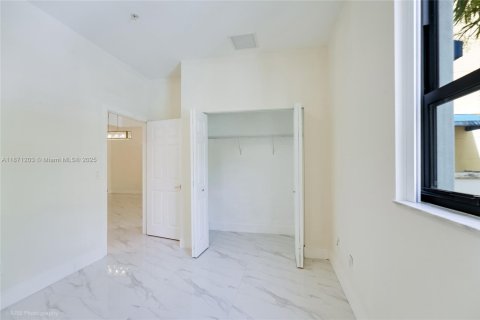 Condo in Miami, Florida, 2 bedrooms  № 1924978 - photo 10