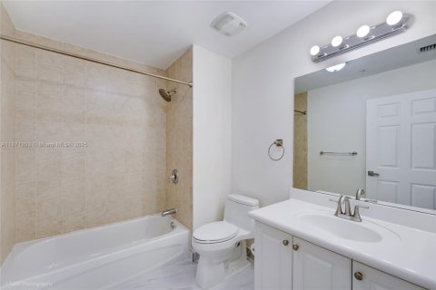 Condo in Miami, Florida, 2 bedrooms  № 1924978 - photo 9