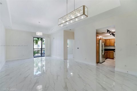 Condo in Miami, Florida, 2 bedrooms  № 1924978 - photo 2