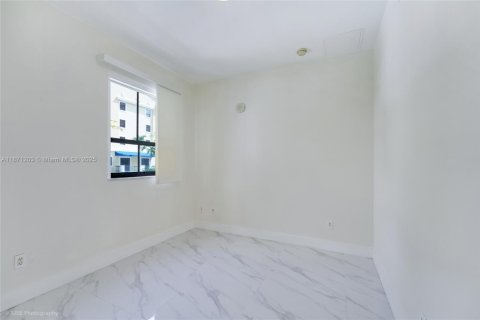 Condo in Miami, Florida, 2 bedrooms  № 1924978 - photo 11
