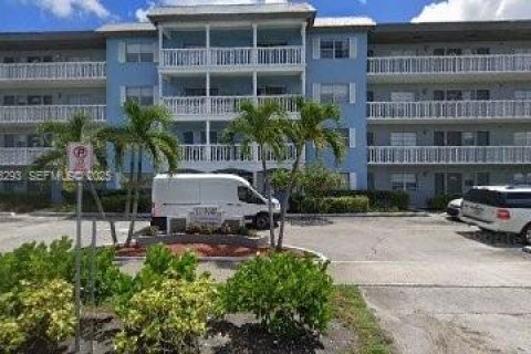 Condo in Hollywood, Florida, 2 bedrooms № 1994444 - photo 1