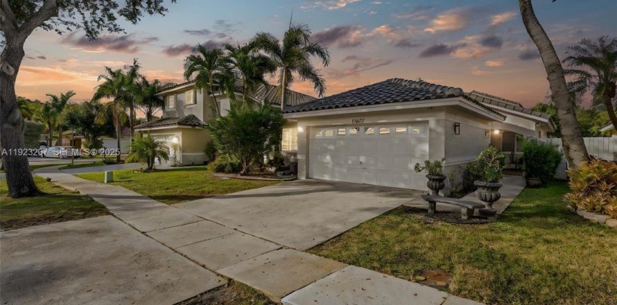 Villa ou maison à Pembroke Pines, Floride 3 chambres, 131.18 m2 № 1977331